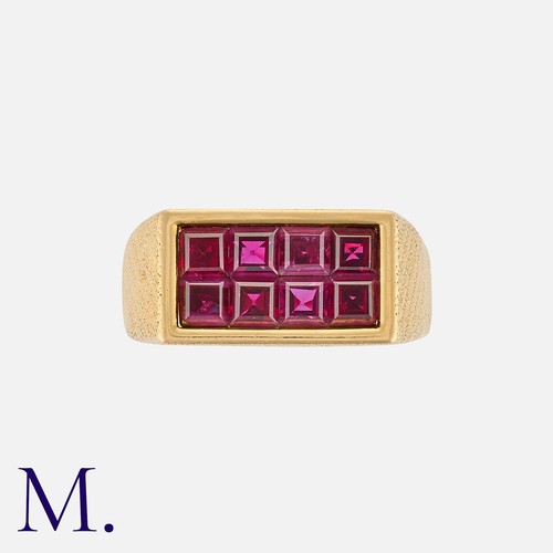 156 - OSCAR HEYMAN & BROTHERS, A Ruby Ring in 18k yellow gold, the textured, brushed mount, invisibly set ... 