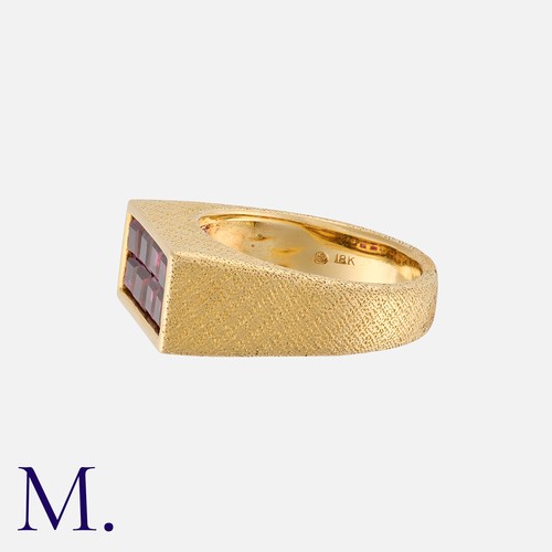 156 - OSCAR HEYMAN & BROTHERS, A Ruby Ring in 18k yellow gold, the textured, brushed mount, invisibly set ... 