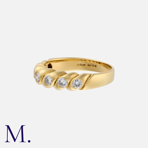 154 - A Diamond Ring in 18K yellow gold, set with seven round brilliant cut diamonds (estimated G colour /... 