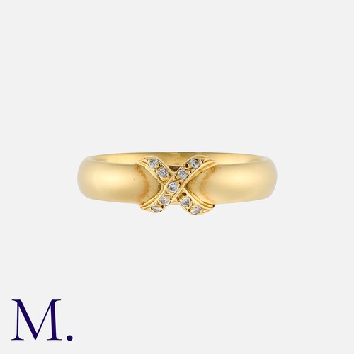 47 - A Diamond Ring in 18K yellow gold, set with round cut diamonds weighing approx. 0.10ct in a crossove... 