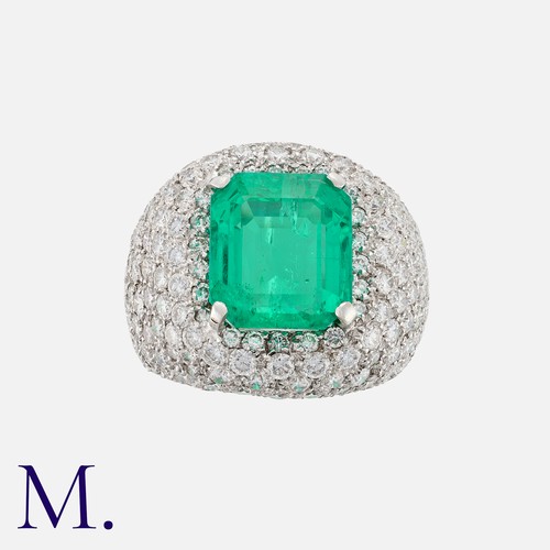 88 - A Fine Colombian Emerald and Diamond Bombe Ring in 18K white gold, set with an octagonal step-cut em... 