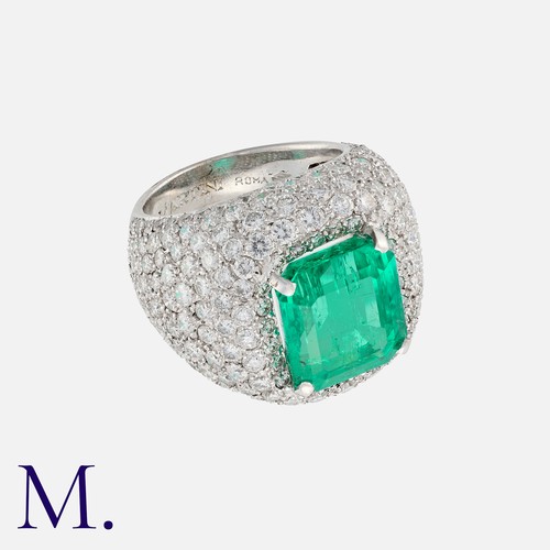 88 - A Fine Colombian Emerald and Diamond Bombe Ring in 18K white gold, set with an octagonal step-cut em... 