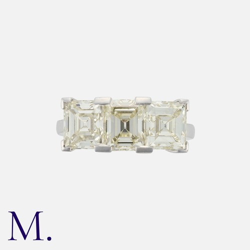 117 - An Asscher Cut Diamond Ring in 18K white gold, set with three asscher cut diamonds each weighing app... 