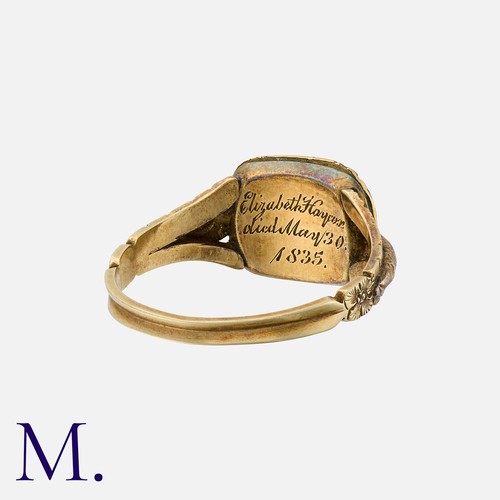 159 - An Antique Hairwork Mourning Ring in yellow gold, the engraved mount with floral decoration featurin... 