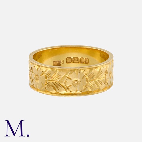 68 - A Floral Ring in 22 carat yellow gold, with detailed floral engraving all around. Hallmarked for 22 ... 