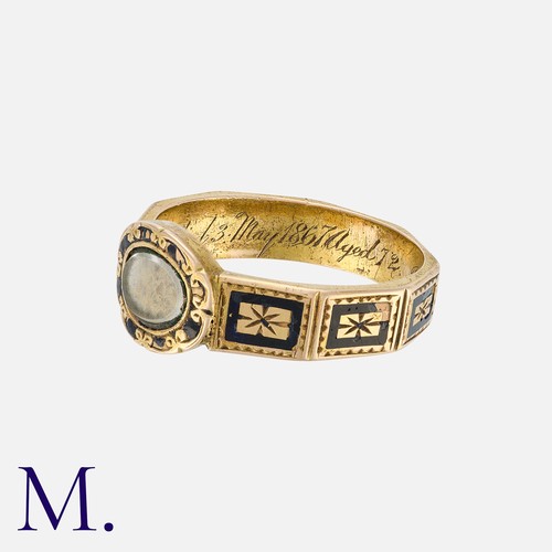 61 - A Victorian Mourning Ring in yellow gold, with locket front and enamel decoration around. Band inscr... 