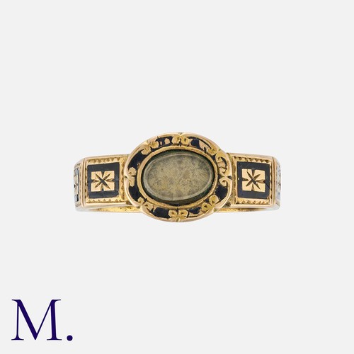 61 - A Victorian Mourning Ring in yellow gold, with locket front and enamel decoration around. Band inscr... 