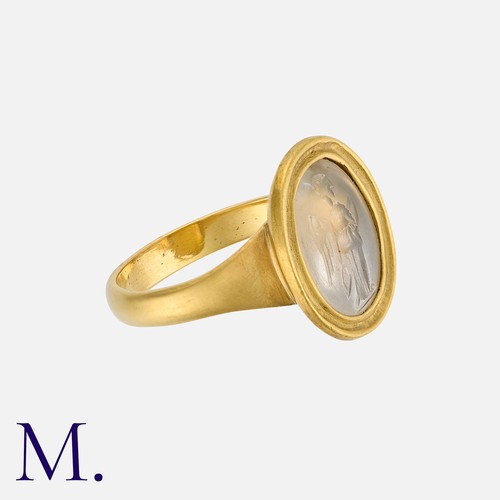98 - An Intaglio Ring in yellow gold, set with a carved intaglio depicting a winged figure. Unmarked, tes... 