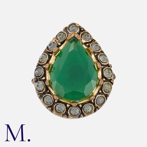 262 - NO RESERVE - A Green and White Stone Ring in yellow metal, set with a large pear shaped green stone,... 