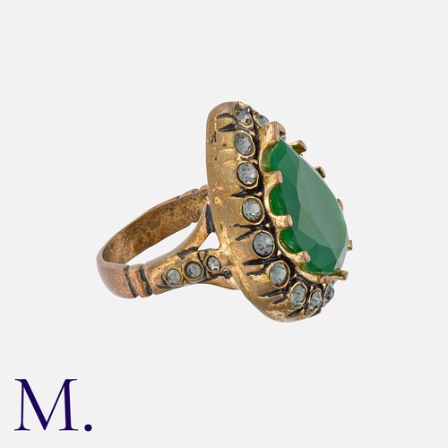 262 - NO RESERVE - A Green and White Stone Ring in yellow metal, set with a large pear shaped green stone,... 