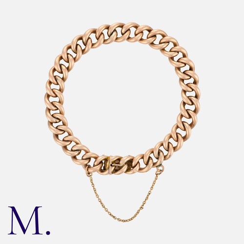 244 - A Gold Curb Bracelet in 9K rose gold, with integrated fastening and safety chain.

Size: 21cm
Weight... 