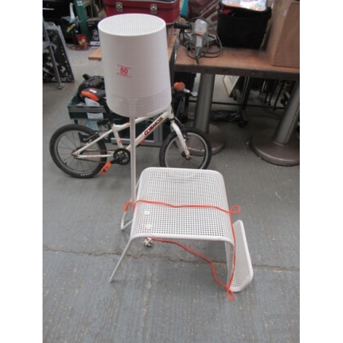 60 - modern lamp and side table