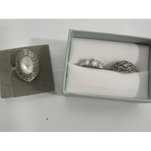 78 - 3 925 silver stone set rings