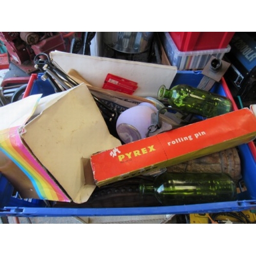 590 - Box of bric-a-brac