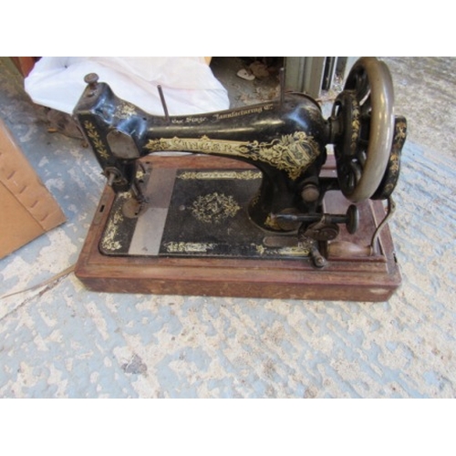 596 - Singer sewing machine