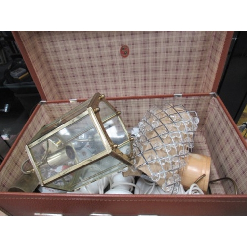 286 - Suit case and lamps