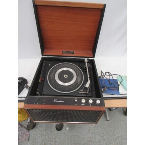 136 - Vintage record player