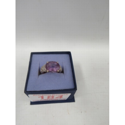 184 - 9ct gold ring