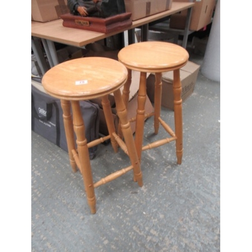 75 - 2 Bar stools