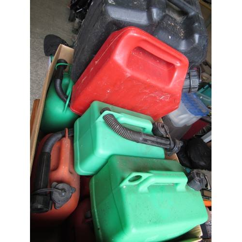 589 - 8 5 litre petrol containers, 2 plastic water containers 15l & 5l