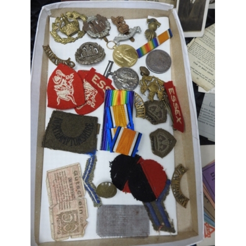 100 - WW1 Medals, cloth & metal badges etc