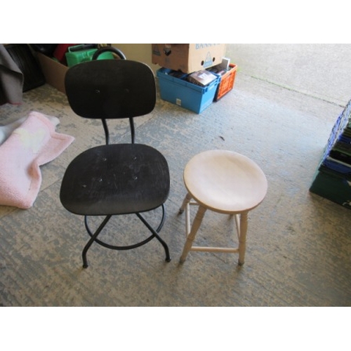 262 - Office Chair + Stool