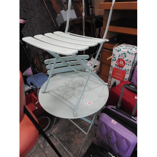 455 - Metal Bistro table + 2 Chairs