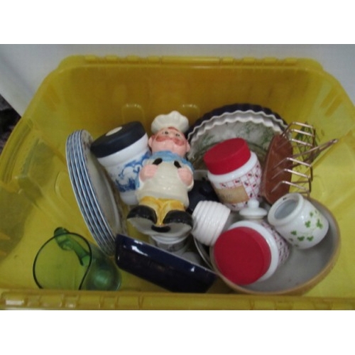 579 - Box of mixed kitchen items