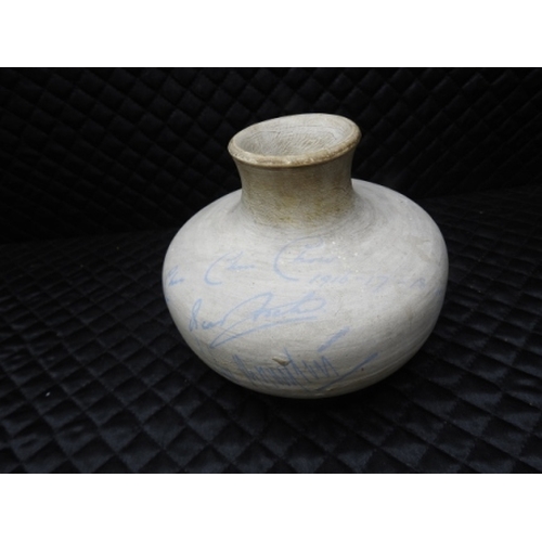 173 - Inscribed pot