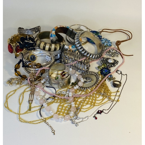 295 - Lot of mixed vintage & retro jewellery.