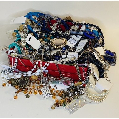 296 - Lot of mixed vintage & retro jewellery.