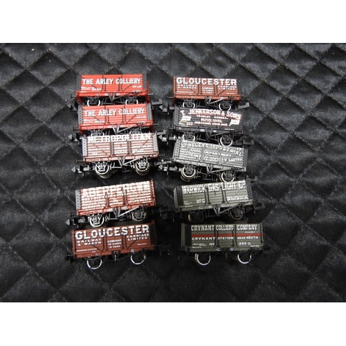 386 - 10 N gauge wagons