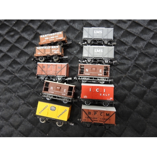 388 - 10 N gauge wagons