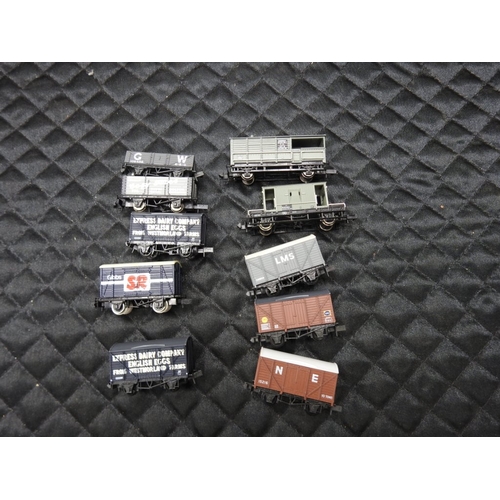 390 - 10 N gauge wagons