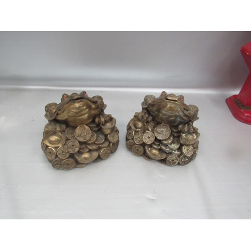 633 - Brass chinese money toads