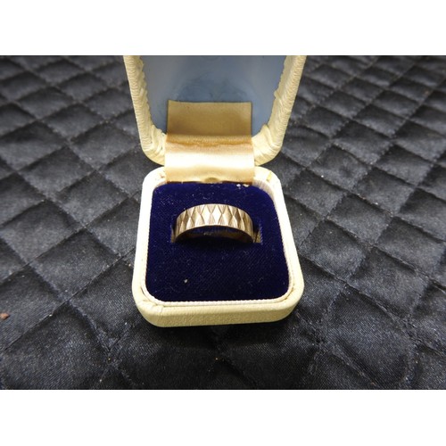 375 - 9 ct gold ring