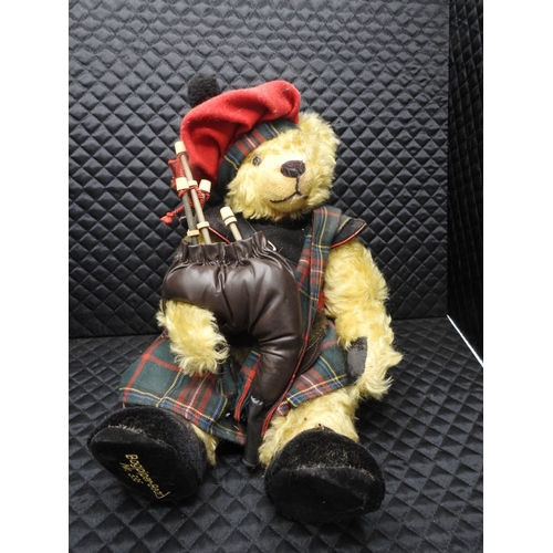 537 - Hermann Bagpiper growler bear, some fur loss.