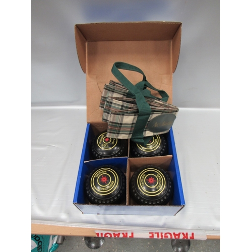 64 - set of vector lawn bowls + carry case size 4