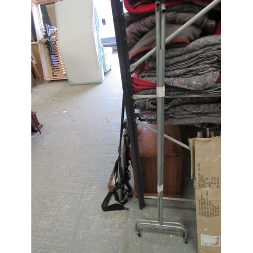 141 - Small clothes rail