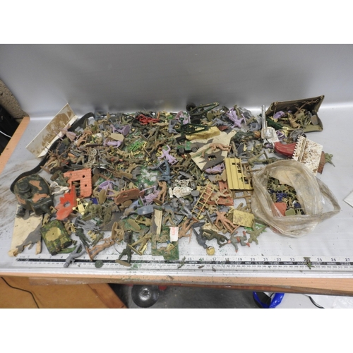 16 - large qty of plastic soldiers etc