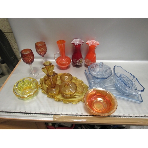 452 - Qty of vintage glass items