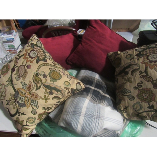 295 - 4 Cushions + pair of curtains