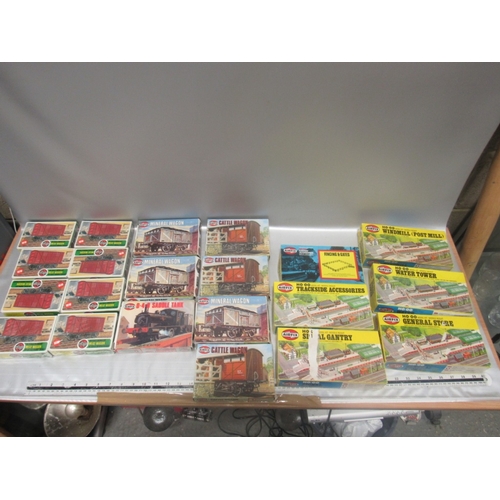 134 - Vintage Airfix train 00 gauge model kits, all boxed