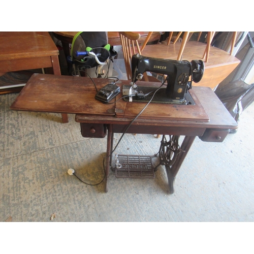 214 - Electic singer sewing machine