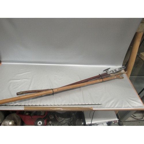 228 - 3 Country sticks + shooting seat