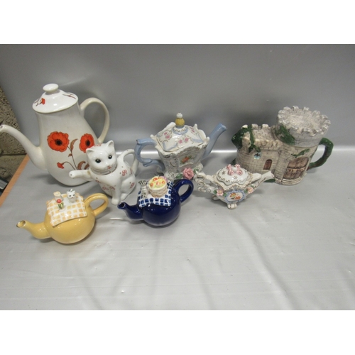 702 - 7 Teapots