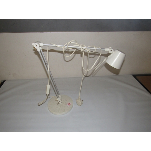 32 - Angle lamp