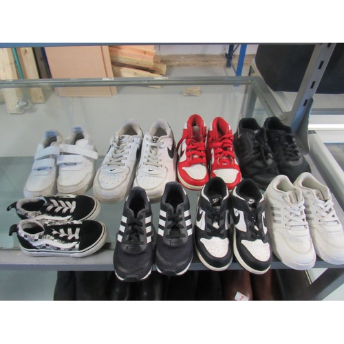 9 - 9 Pair os kids shoes