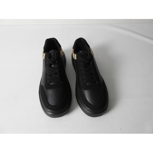 202 - New trainers size 8