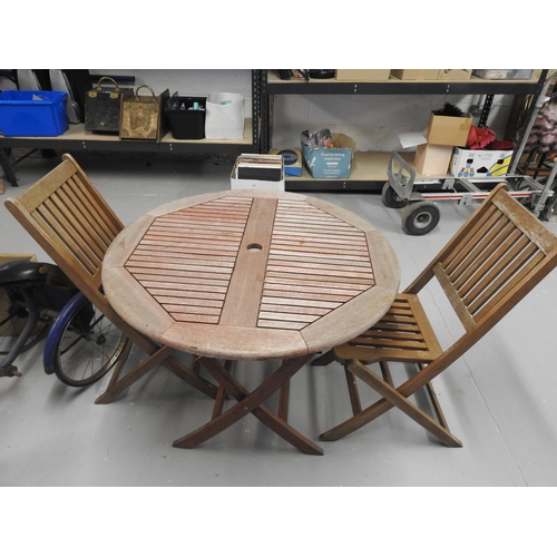 71 - Folding table + 2 chairs